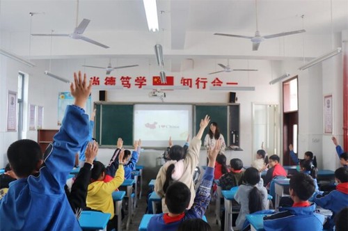 德信在线官网：一堂别开生面的“双语”思政课