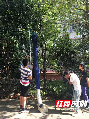 德信在线官网大学生研发“摘果神器”