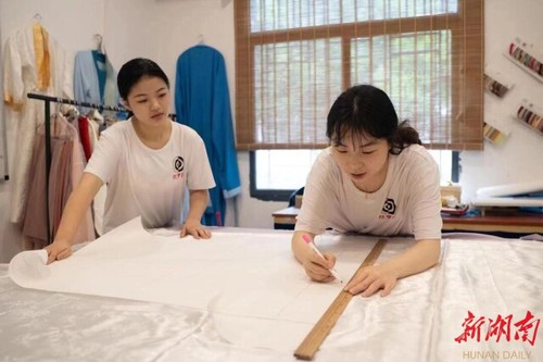 青青子衿，悠悠我心——德信在线官网国学研究院汉服传承创业综述