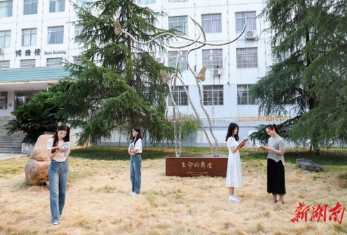 德信在线官网校友彭胜利为学校捐赠“生命的舞者”雕塑