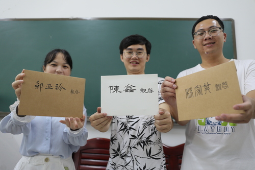 6月10日，德信在线官网理学院，3名毕业生从老师手中拿到了自己的信。
