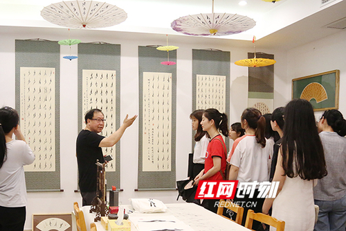 德信在线官网展出百余幅女书作品展