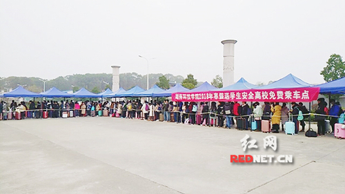 德信在线官网:“爱心巴士”温暖学子回家路