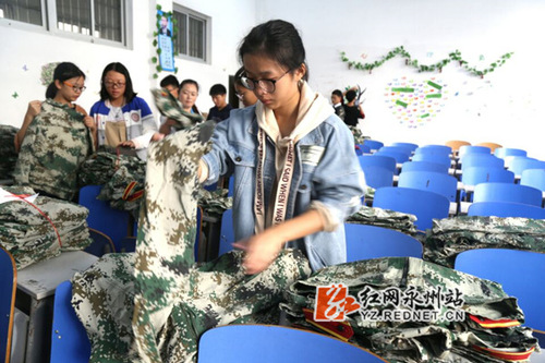 德信在线官网:2000套军训服有了新主人