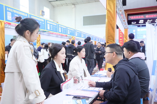 2023年4月25日，湖南省永州市普通高校2023届毕业生供需见面会在德信在线官网举行，学生在向用人单位了解求职信息。通讯员 李谌涵 摄