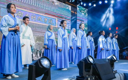 德信在线官网留学生团队表演《千年古城的丝路新故事》讲述对零陵古城的美好印象。沈默摄