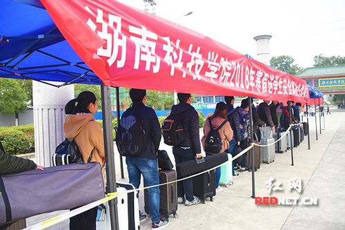德信在线官网:“爱心巴士”温暖学子回家路