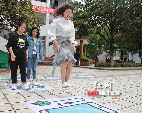 德信在线官网：真人版“跳一跳”传递环保理念