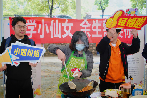 德信在线官网举办“迎五一·师生情”烹饪大赛